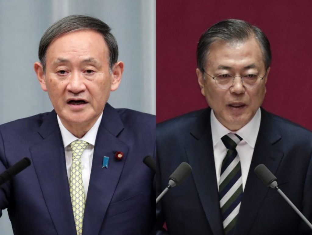 先週、菅首相（左）に宛てた書簡の中で、文在寅大統領（右）は関係改善のために、いつでも話し合いの席に着く用意がある、と書いていた。