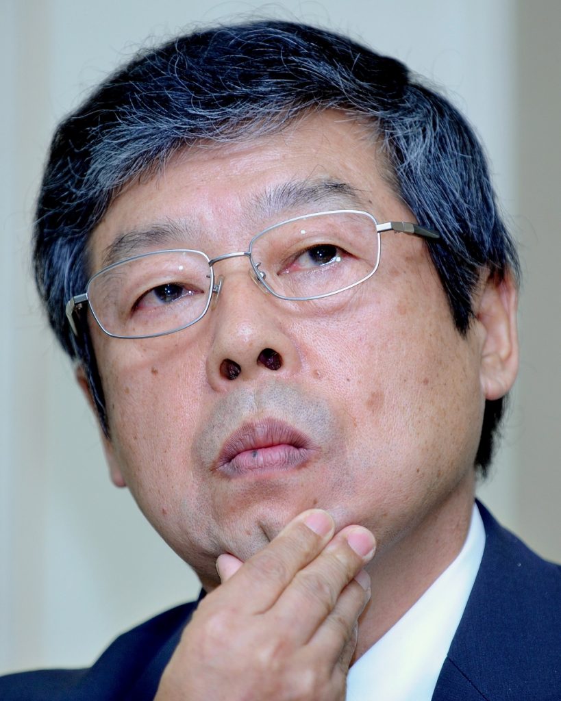 日本郵主銀行の池田典人総裁は、木曜日に東京で行われた記者会見で、早ければ3年前にさかのぼる詐欺事件の開示が遅かったことを謝罪した。(AFP/file)