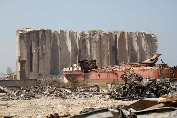 8月4日の大規模な化学物質爆発がレバノン首都一帯に深刻な被害を与えた現場で、ベイルートの港の被災したサイロ付近の瓦礫のなかに大破した貨物船が見える。（資料/AFP）