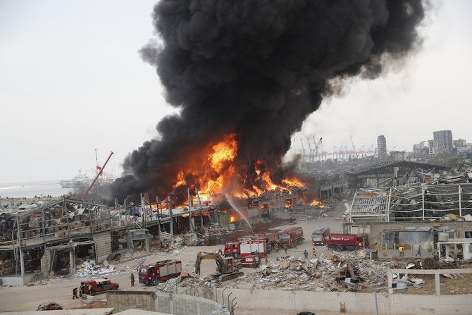 軍の情報筋によると、初期段階の調査では港湾地域で食用油が火災を引き起こし、保管されていたタイヤに火が広がったものとみられる。（AP）