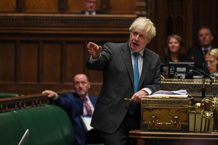 2020年9月16日、イギリス、ロンドンの議会で週一回の質疑応答時間に討論する英国のボリス・ジョンソン首相（ロイター）
