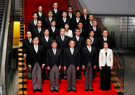 2020年9月16日、菅総理(手前C)は、菅の官邸(東京)で閣僚との写真撮影に出席する。(ロイター)