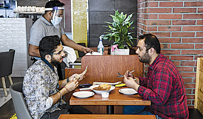 ニューデリー郊外、グルガーオンのCoCo壱番屋の食事客。日本のレストランチェーンは、インドの増加する裕福な中流階級の客を得ようとしている。(AFP通信)