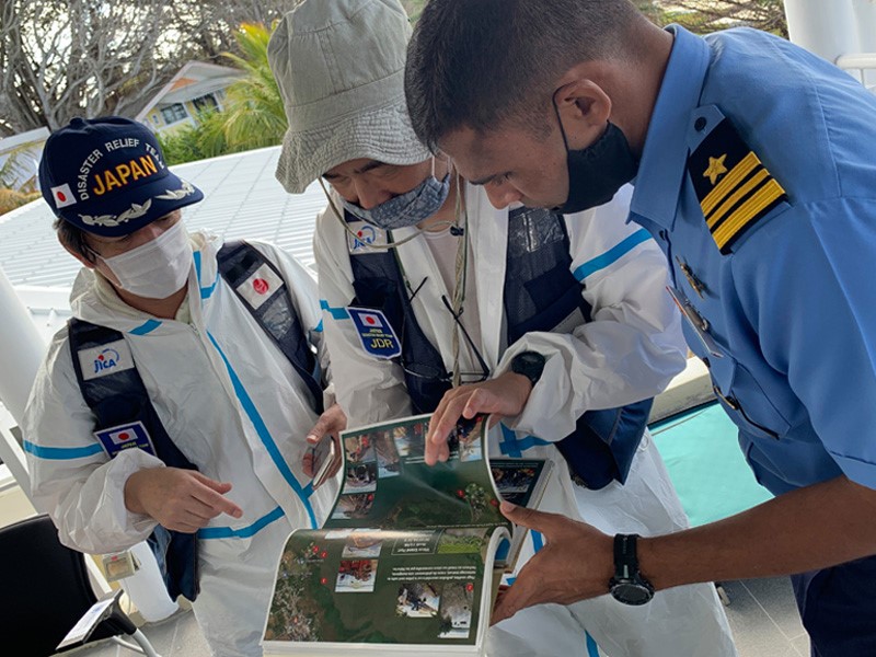 日本の緊急援助隊チームのメンバーたちが、座礁した日本企業所有の貨物船、わかしおが引き起こした重油流出のために働いている。（国際協力機構）