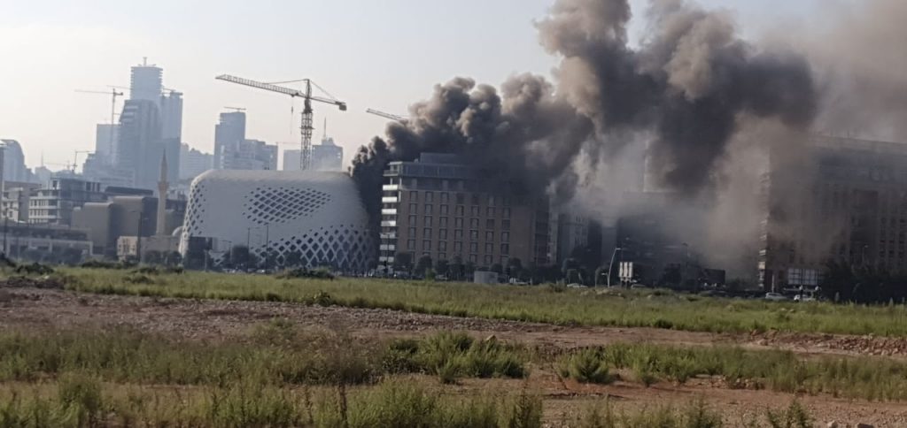 火災の原因はまだ解っていないが、ビデオには少なくとも1件の建物が炎に包まれる様子が映されている。（ソーシャルメディア）