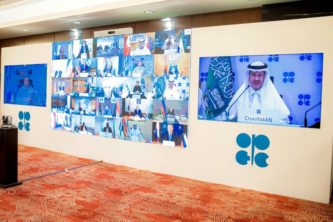アブドゥルアズィーズ王子はOPEC+閣僚委員会の会議中、加盟国に対し石油減産に従うように警告した。（AFP/資料写真）