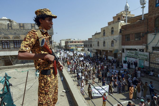 2020年9月14日、首都サヌアで行われたシーア派導師ザイド・ビン・アリ氏の追悼集会の際、イエメンの武装組織フーシ派に忠誠を誓う民兵が警備として立つ様子。（AFP）