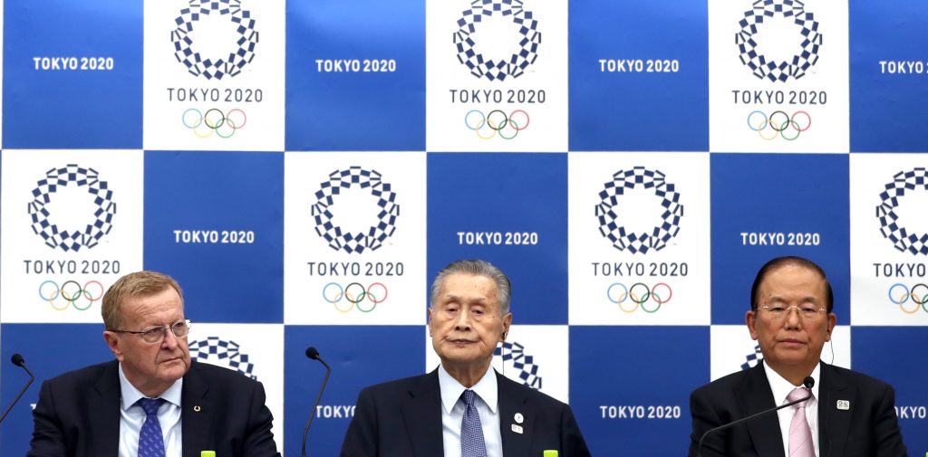 2019年11月1日、国際オリンピック委員会と東京2020組織委員会の共同記者会見に出席した2020年東京オリンピック調整委員会委員長のジョン・コーツ氏、東京2020組織委員会会長の森喜朗氏、同事務総長の武藤敏郎氏。（AFP）