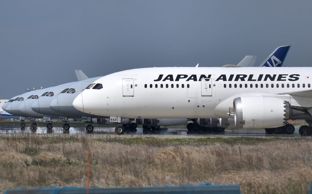 日本航空は飛行中の機内や空港のスタッフによるアナウンスで「レディース&ジェントルメン」という敬称を2020年10月から廃止し、ジェンダーニュートラルな表現に変更する。(File 写真/AFP)