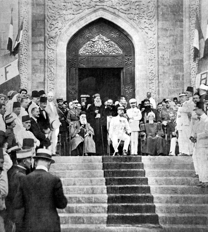 1920年9月1日、レバノン。ベイルートでおごそかに挙行される「大レバノン」の宣言。当時のベイルート市総督ナジーブ・ベイ・アブー＝ッスアーン氏の宣誓に耳を傾けているグーロー将軍と将軍を取り巻くマロン派総主教フワイーク聖下、イスラム法学者ら。（Getty Images/資料写真）