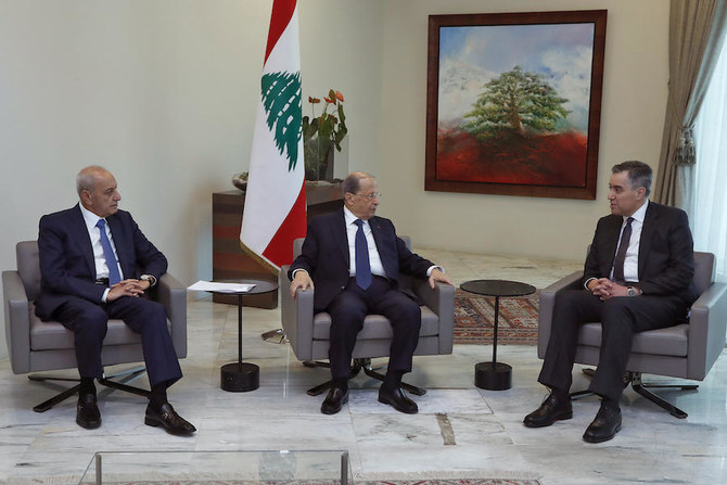 2020年8月31日、首都ベイルートの東、バアブダーにある大統領宮殿にてミシェル・アウン大統領（中央）がムスタファ・アディブ新首相（右）、ナビ・ベリ議長と会談を行った。写真は、レバノンのフォトエージェンシーDalati and Nohraに提供を受けた。（AFP）