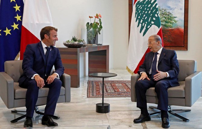 2020年9月1日、レバノンの首都ベイルートの東、バアブダの大統領官邸でレバノンのミシェル・オウン大統領と会談するエマニュエル・マクロン仏大統領（左）（AFP）