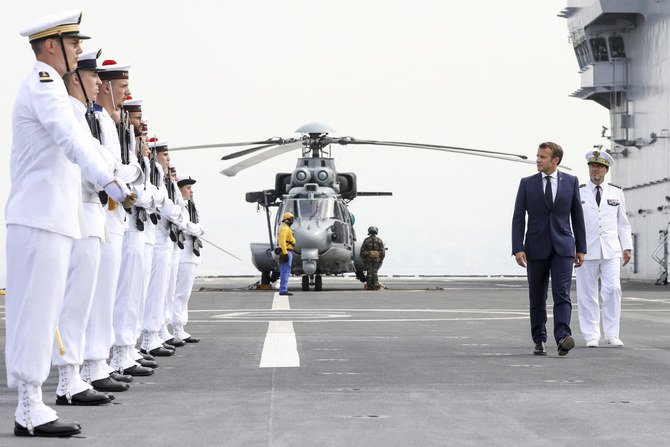 2020年9月1日火曜日、ベイルート港沖のフランス軍のヘリ空母「トネル」に到着して部隊を閲兵するエマニュエル・マクロン仏大統領。ベイルートへの訪問は、壊滅的な8月4日の爆発事故以来、2回目の訪問である。この事故はレバノンの歴史の中で最も被害の大きな単一の事故であり、少なくとも190人が死亡した(AP)