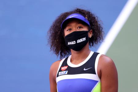 大坂なおみは、2020年9月4日の2020年全米オープン女子シングルス3回戦でマルタ・コスチュク（ウクライナ）を下した後、アフマド・アーベリーさんの名前がプリントされたマスクを着用した。 （AFP）