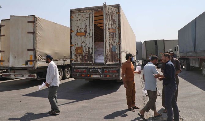 シリア北西部イドリブ州入りする国際人道援助トラック。2020年9月7日撮影。（AFP）