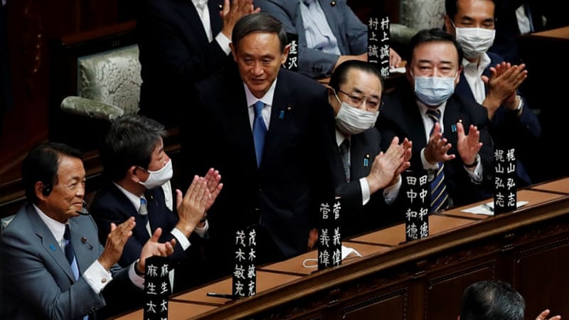 新しく選出された菅義秀首相を拍手で迎える日本の国会議員。（ロイター）
