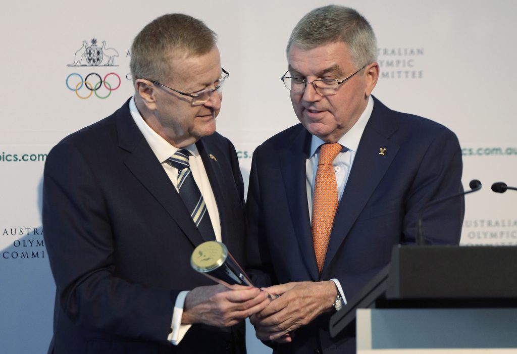 オーストラリアのシドニーで開かれたオーストラリア・オリンピック委員会（AOC）の年次総会で、国際オリンピック委員会のトーマス・バッハ会長（右）が、AOCのジョン・コーツ会長からAOC会長のトロフィーを贈呈される。（2019年5月4日撮影）（資料写真/AP）