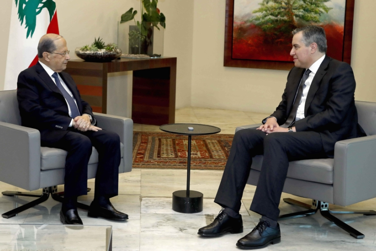 ミシェル・アウン大統領（左）がムスタファ・アディブ次期総理大臣とバーブダの大統領官邸で会談する。（AP写真）