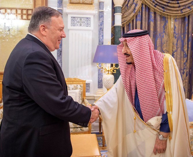 2020年2月20日、サウジアラビアのリヤドで、サルマン・ビン・アブドゥルアズィーズ国王とマイク・ポンペオ米国務長官が握手をする。(ロイター)