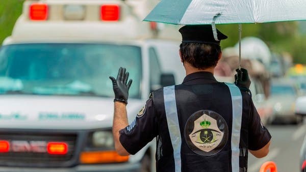サウジアラビアの警備員がメッカの検問所で救急車に指図を出す。（AP）