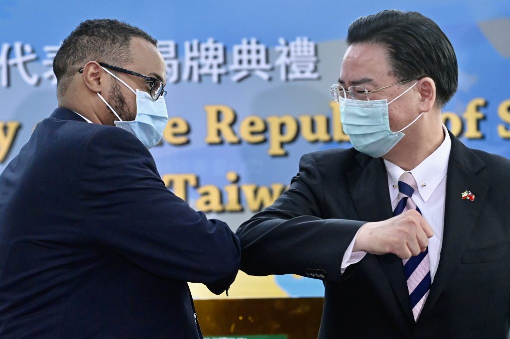 台北のソマリランド代表者事務所開設式典中に、台湾のジョセフ・ウー外相と肘をぶつけるソマリランドのモハメド・ハジ駐台湾代表（左）。2020年9月9日。（AFP）