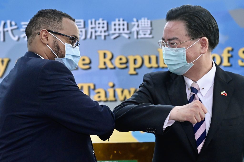 台北のソマリランド代表者事務所開設式典中に、台湾のジョセフ・ウー外相と肘をぶつけるソマリランドのモハメド・ハジ駐台湾代表(左)。2020年9月9日。(AFP)