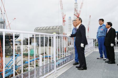 日本の菅義偉首相（正面）が土曜、福島県大熊町の福島第一原子力発電所を視察。（AFP）