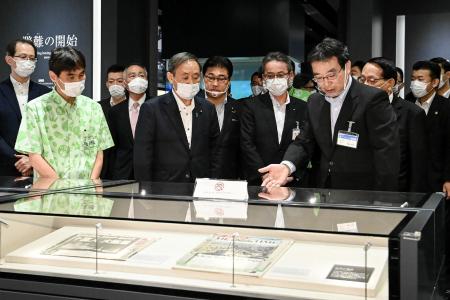日本の菅義偉首相が土曜、福島県双葉町の東日本大震災・原子力災害伝承館を訪問。（AFP）