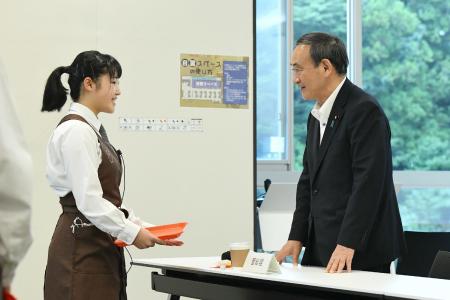 日本の菅義偉首相が土曜、福島県広野町の高校を訪問。（AFP）