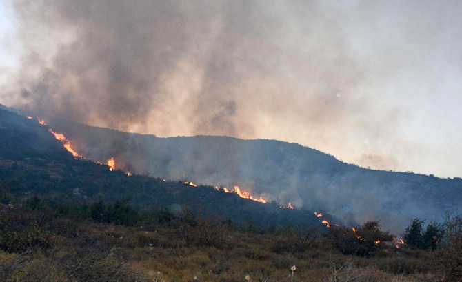 2020年9月8日、国営シリア・アラブ通信社（SANA）公開の配布資料写真。ハマー県の西部の田園地帯にある、ハズール村の丘で発生した森林火災。（AFP）