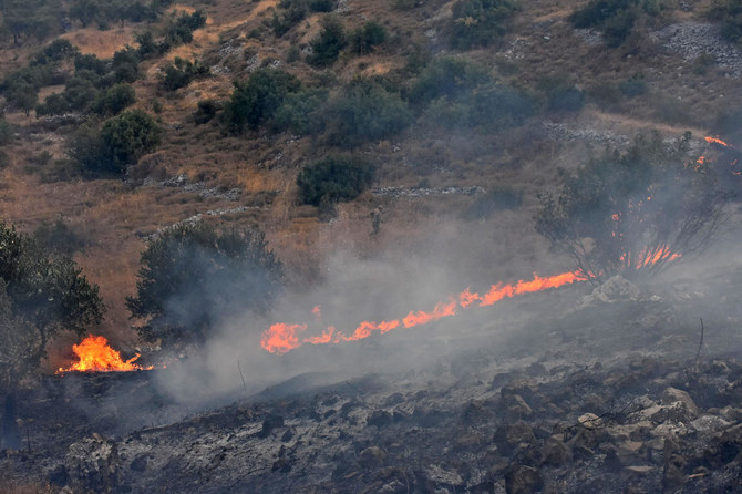 2020年9月8日に国営シリア・アラブ通信社（SANA）が公開した配布資料写真。ハマー県西部の田園地帯にある、アインハラキム村の丘で発生した森林火災。（AFP）