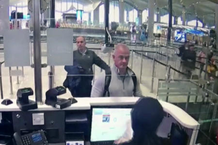 2019年12月30日のセキュリティーカメラの動画から取ったこの画像には、トルコのイスタンブール空港入国審査のところにいるマイケル・L・テイラー容疑者（中央）とジョージ・アントワーヌ・ザイエク容疑者が写っている。（AP）