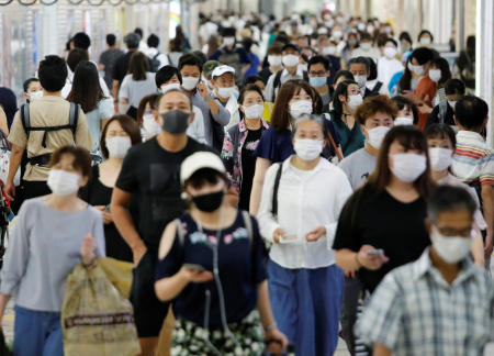 2020年9月10日、東京でコロナウイルス病(COVID-19)が発生する中、保護フェイスマスクを着用した乗客が駅で見られます。(Reuters)