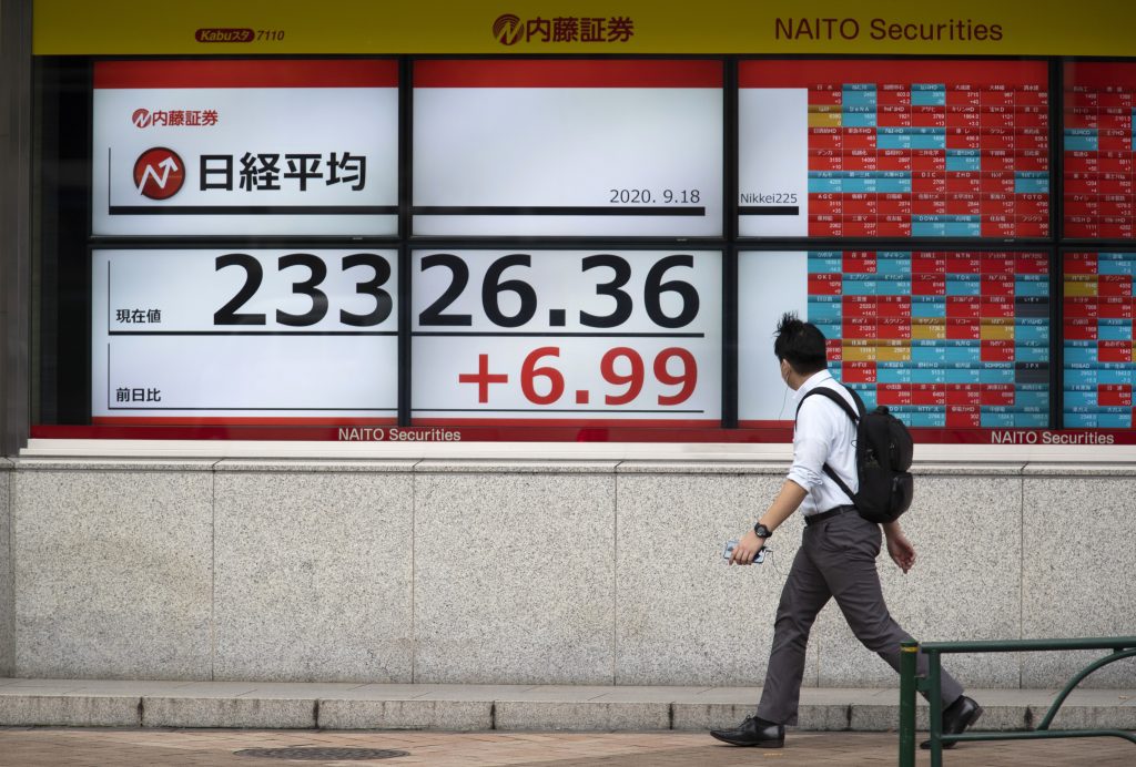 東京の証券会社で日経平均株価を表示する画面を見つめる男性。2020年9月18日。（資料写真/ AP）