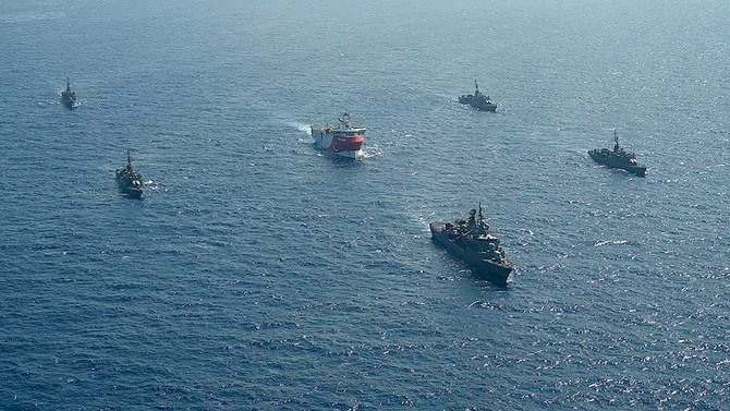 トルコ国防省が2020年8月12日に配布した資料写真。地球深部探査船「オルチ・レイス」号（中央）と、同船を護衛するトルコ海軍の船舶群。アンタルヤ市沖の東地中海。2020年8月10日付。（AFP）