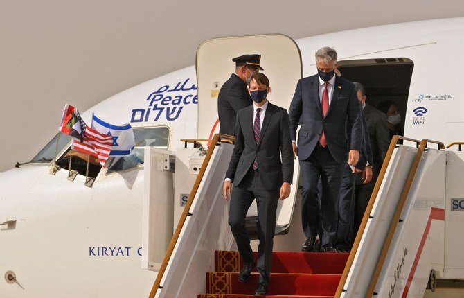 2020年8月31日、ジャレッド・クシュナー米大統領顧問（中央）率いるアメリカ・イスラエル代表団がイスラエルのエル・アル航空の旅客機を降りてくる様子。イスラエルからUAEのアブダビ空港に民間旅客機が運航するのは史上初となった。（AFP）