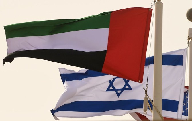 史上初のイスラエル発UAE行き商用旅客機が到着したアブダビ空港で風にはためくUAE、イスラエル、米国の国旗。2020年8月31日。（AFP）