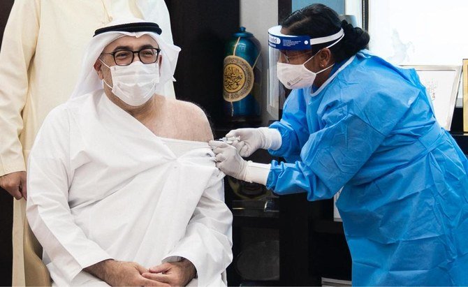 UAEが医師と感染防衛対応の第一線に立つ人々を対象にコロナウィルスのワクチンの使用を認可した後、アブドゥッラフマン・アル＝ウワイス保健予防相が最初のワクチン投与を受けた。（WAM）