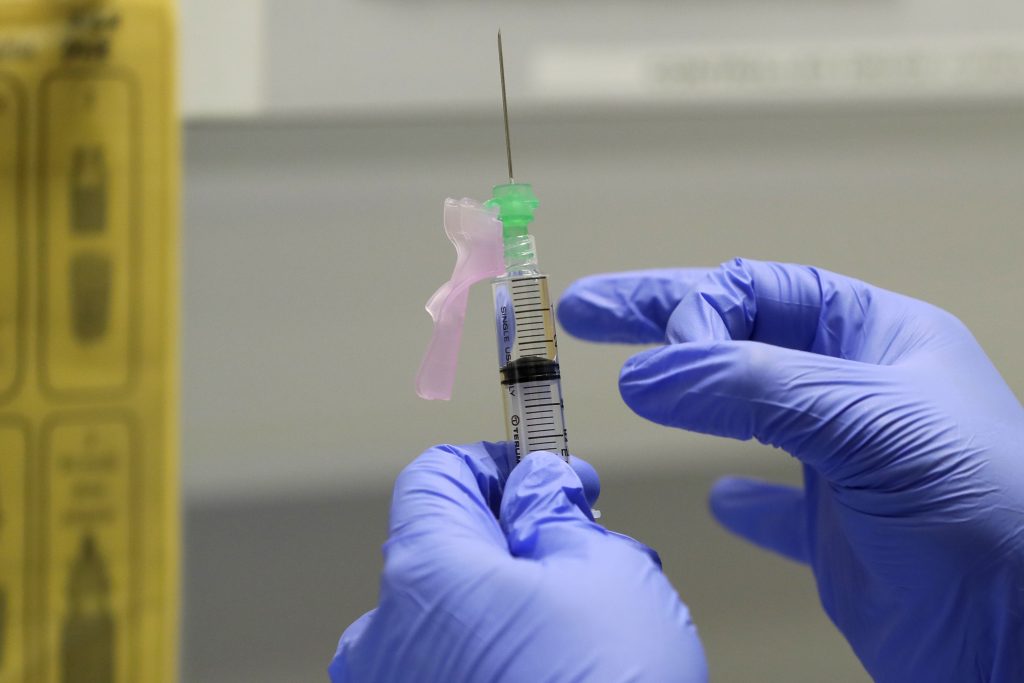 コロナウイルスのワクチン接種を無料で提供する方針は、来週初めに厚生労働省諮問委員会の会議で発表される予定だと関係者が話す。 (AP/file)