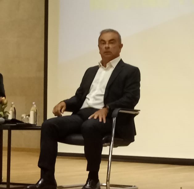 ゴーン氏はまた、レバノンの若者の「現実を変える」ための支援をしたいと付け加えた。(ANJ)