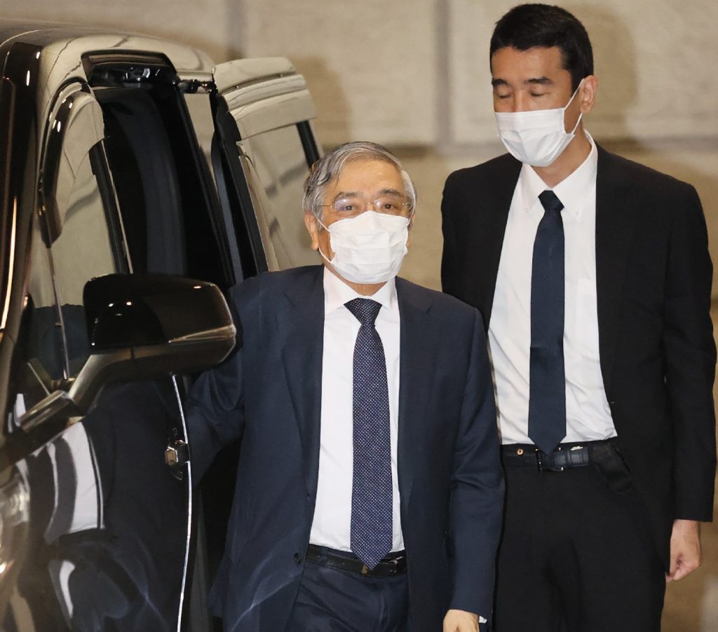 金融政策決定会合に出席するため、日本銀行本店に到着した黒田東彦総裁=17日午前、東京都中央区