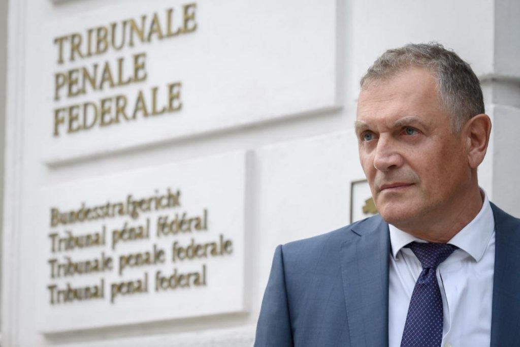 PSGのナセル・アル・ヘライフィー会長と共に汚職で起訴されており、裁判の開始に先立ってスイス連邦刑事裁判所に到着するFIFAのジェローム・ヴァルケ元事務局長（AFP）