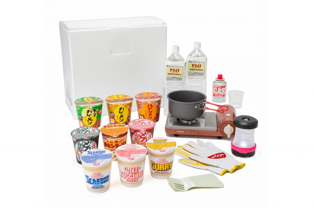 日清のボックスセットの値段は1万3千円で、顧客に食品の準備と摂取ができるように商品一式を提供している。