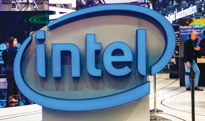 Intelのロゴが、ハノーバーの展示会で展示されている。（シャッターストック）
