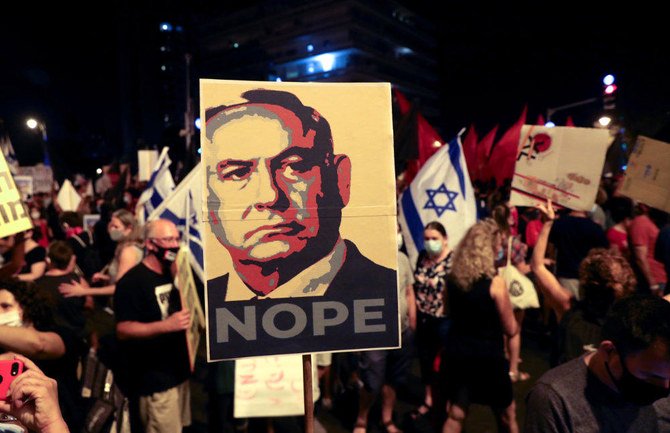 2020年9月5日にエルサレムで行われた、イスラエルのベンジャミン・ネタニヤフ首相の汚職疑惑とコロナウイルス感染症のパンデミックへの政府の対応に抗議するデモの最中に見られた、ネタニヤフ首相の画像が描かれたプラカード(REUTERS/Ammar Awad)。