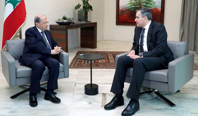 2020年9月17日、レバノンの写真代理店ダラーティとノフラが配布した写真には、ベイルート東部のバブダにある大統領官邸で、レバノンのミシェル・アウン大統領（左）とムスタファ・アディブ首相指名候補が会談する様子が写っている。(AFP)