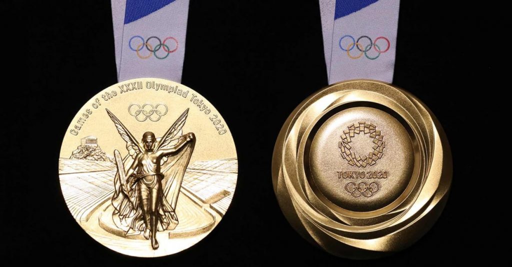 東京2020オリンピックのメダルは2019年7月24日、東京で開催された大会開始1年前の記念式典でお披露目された。（AFP通信）