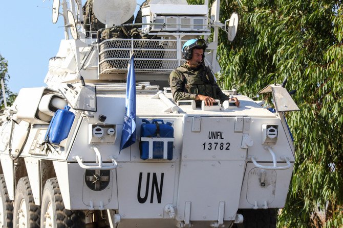 国連平和維持軍(UNIFIL)が南レバノンのイスラエルとの国境沿いのマイス・エル・ジャバル村の近くをパトロールする。 (ファイル/ AFP)