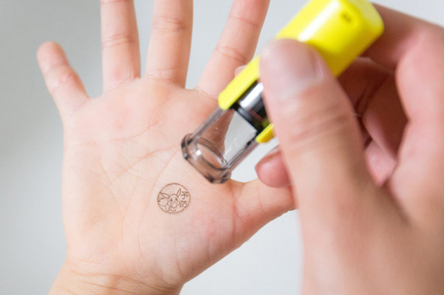 ポケモンは、手洗い用のスタンプを、豊富なキャラクター、文字、色から選べるさまざまなデザインで新たに製作した。 (ポケモン)