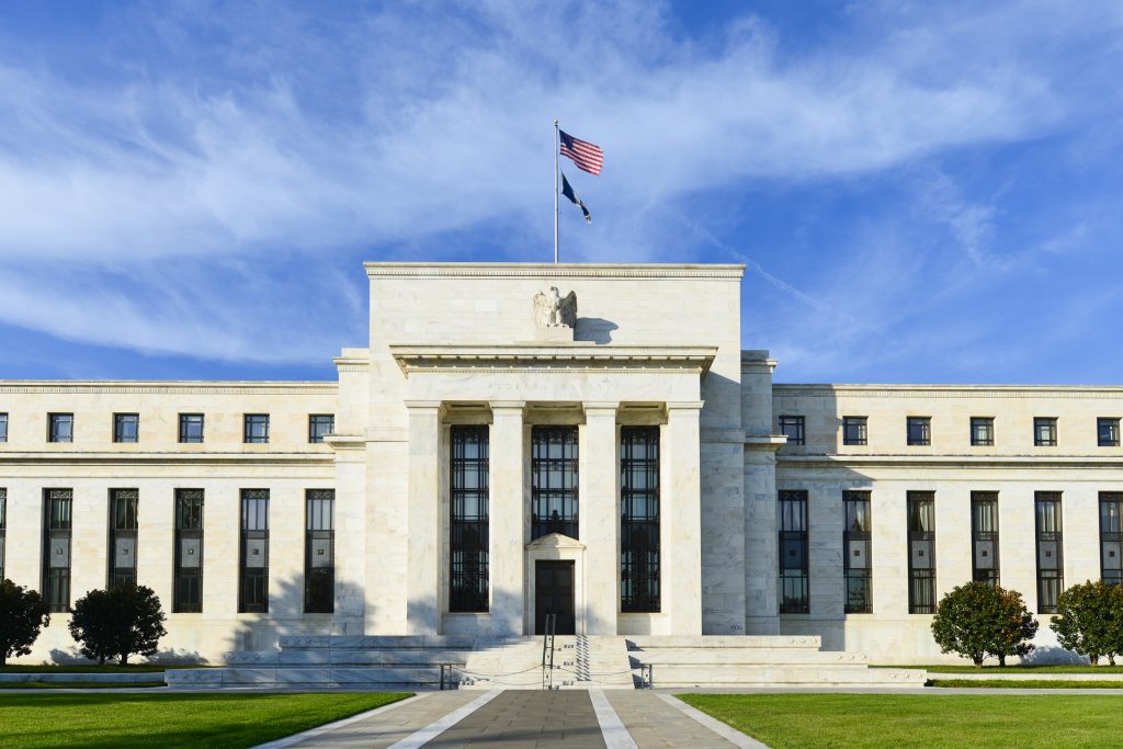 米連邦準備制度理事会（FRB）がインフレに対してより寛容な姿勢に転換したことは、中央銀行の役割をめぐる議論のきっかけになるかもしれない。（Shutterstock）